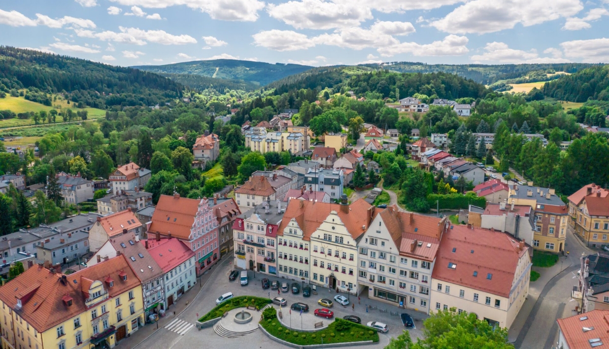 Duszniki-Zdrój na weekend: jak miejscowość uzdrowiskowa zmienia sposób korzystania z second home
