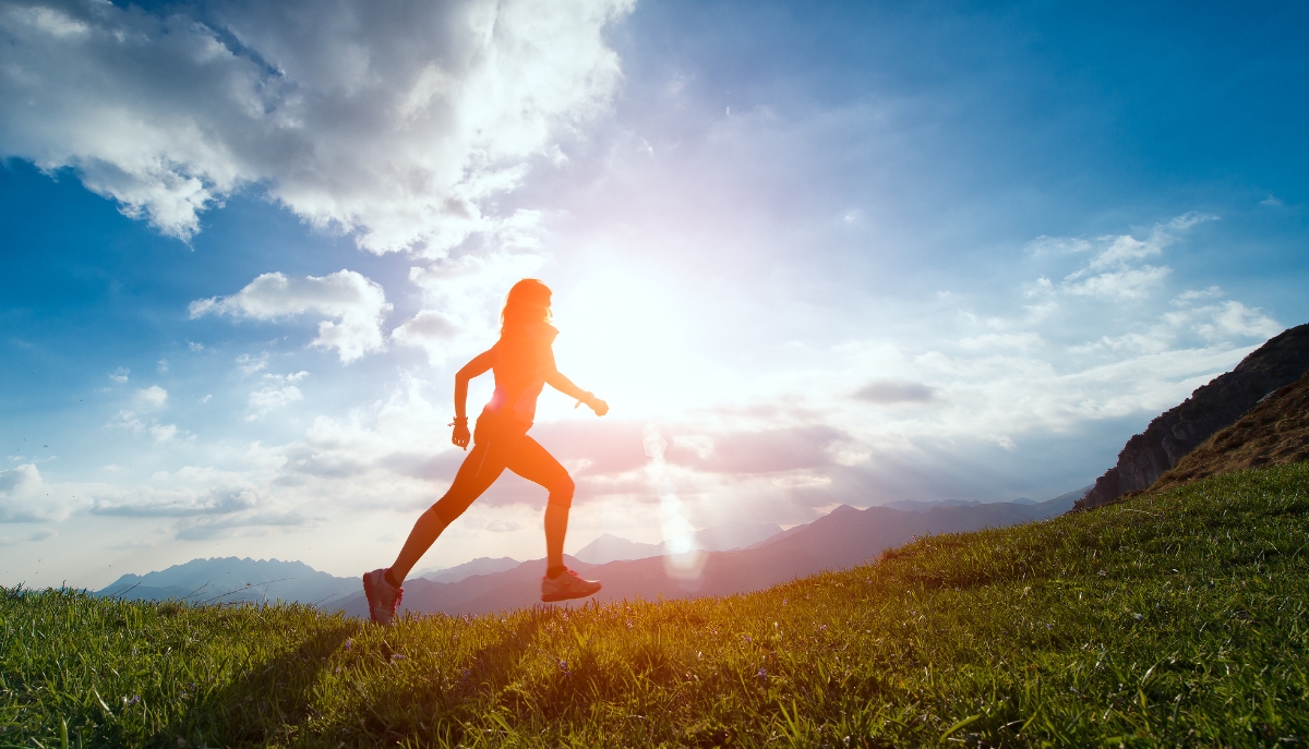 Trail running, biegi górskie i kolarstwo MTB: aktywny turysta jako kluczowy klient sezonu czerwiec-wrzesień